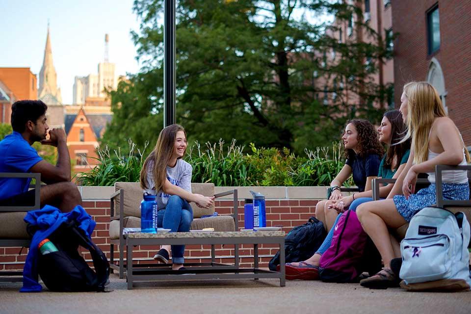 博彩网址大全 Students on Grand Patio